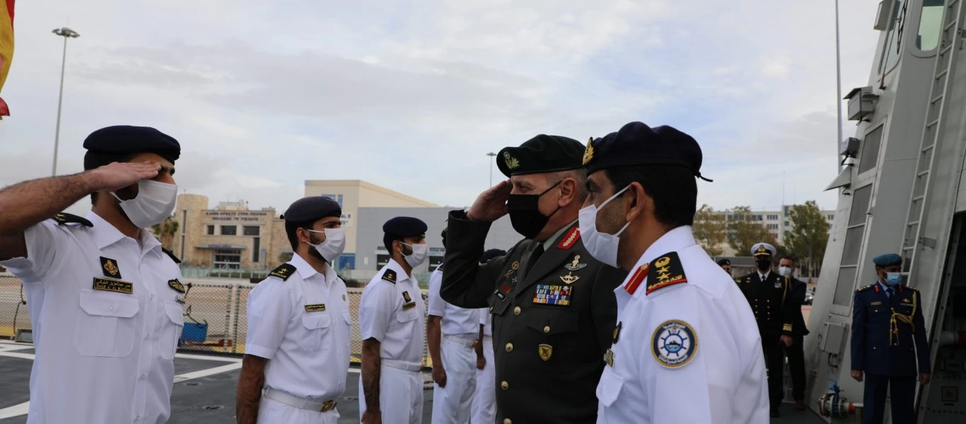 Α/ΓΕΕΘΑ Κ.Φλώρος: Επίσκεψη στην Κορβέτα των ΗΑΕ Baynunah (φώτο)